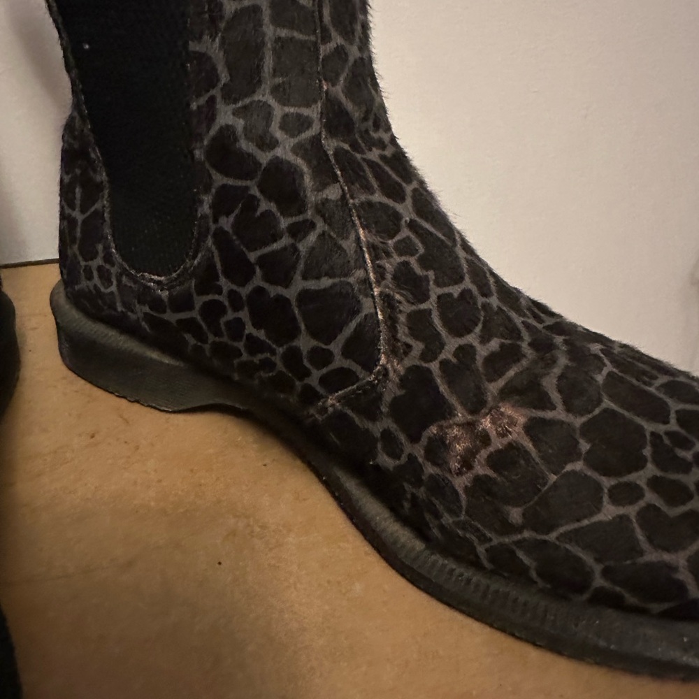 Dr. Martens Black Gray Giraffe-Print Chelsea Ankle Boots - Picture 4 of 12